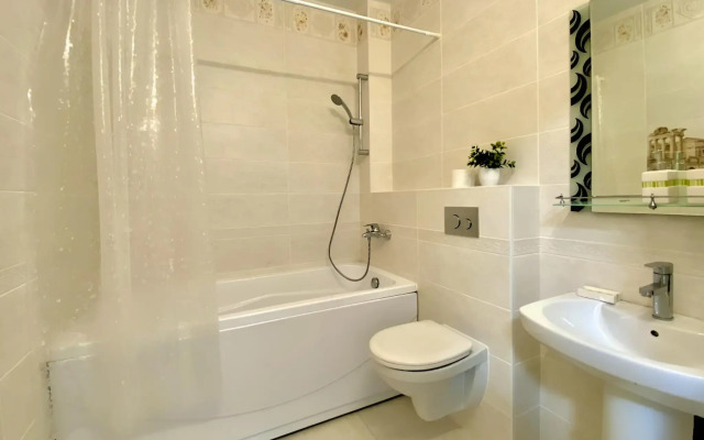 Tsitrin s Basseynom i Vidom na Les Flat