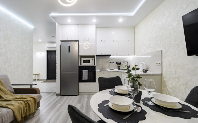 Квартира с Просторной Лоджией с Витражным Остеклением