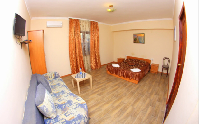 V Gostevom Dome ochag Living quarters