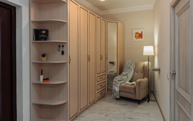 Dushevnaya, uyutnaya v parke na beregu ozera Flat