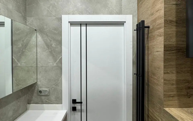 Uyutnaya studiya na beregu reki Kuznechikha Flat