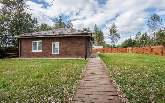 Частный дом Дом с 2-мя спальнями у дубового леса