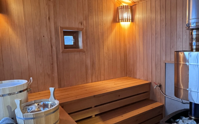 Dom s basseynom ryadom Solnechnoy dolinoy Private house