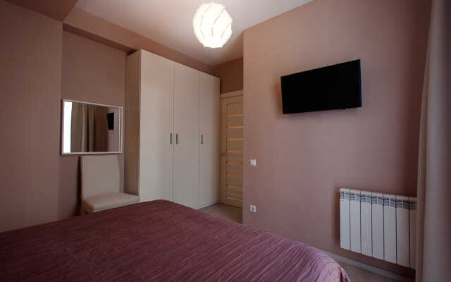 S otdelnoy spalney i balkonom Apartments