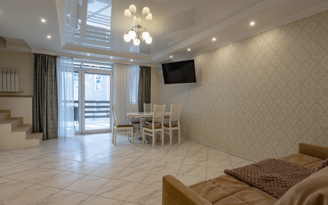 Dvukhetazhnaya S Terrasoy Otdykh U Ruchyya Flat