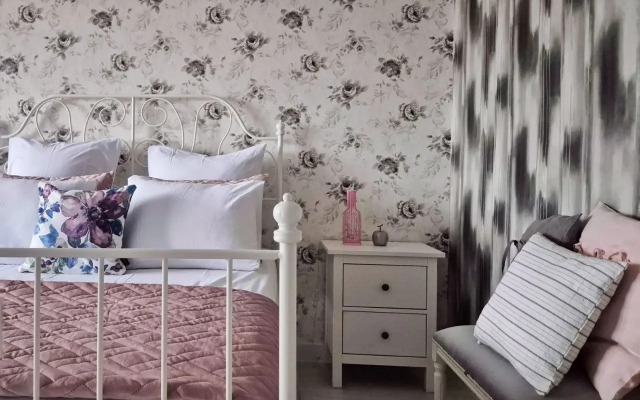 Odnokomnatnaya Provans S Vidom Na Gory S Balkona Flat