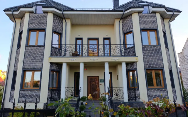 Отель Клевер