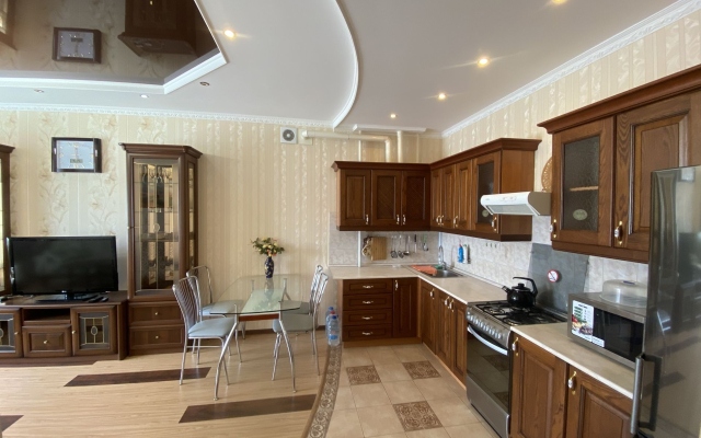 Апартаменты 201 Колхозная 9