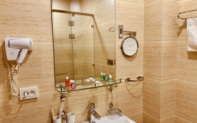 Ayvan Plaza Hotel