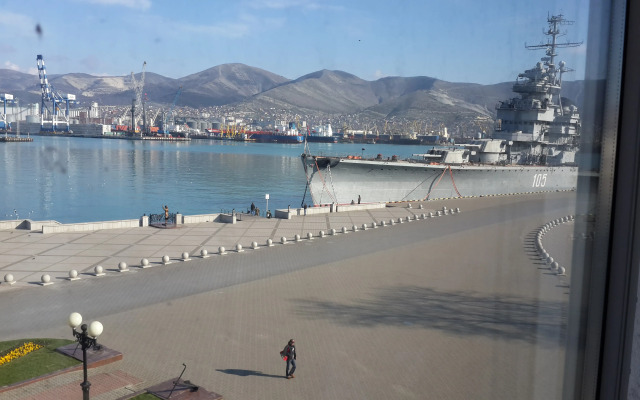 Mayak S Vidom Na More I Kreyser Flat