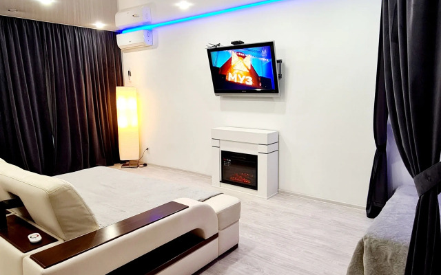 Uyutnaya Studiya Ryadom S Volgoy Flat