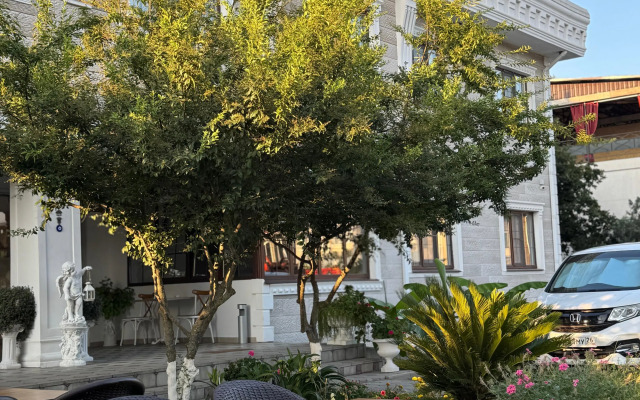 Lucette Guest House