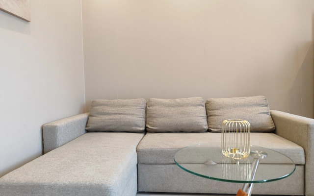 Dvukhurovnevaya U Morya Flat