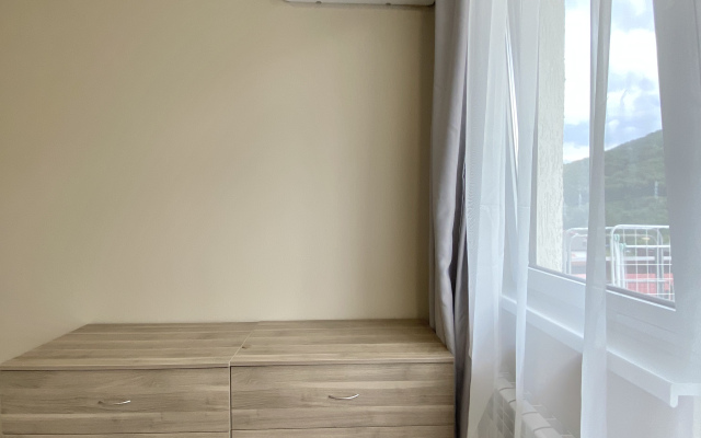 S Balkonom U Podnozhiya Khrebta Aibga Apartments