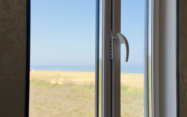 Гостевой дом Дом с бассейном на берегу