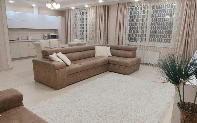 Апартаменты в центре с тремя спальнями на Червякова 55 рядом с парком Победы