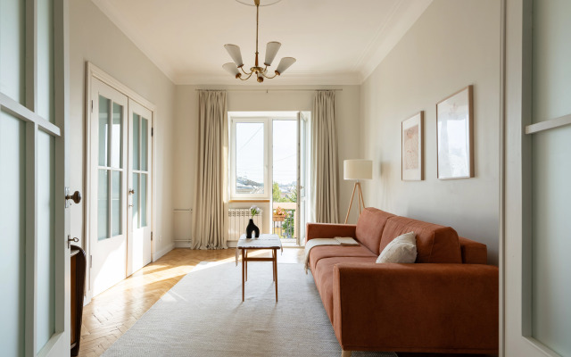 V Dome-Pamyatnike Arkhitektury Khkh Veka Flat