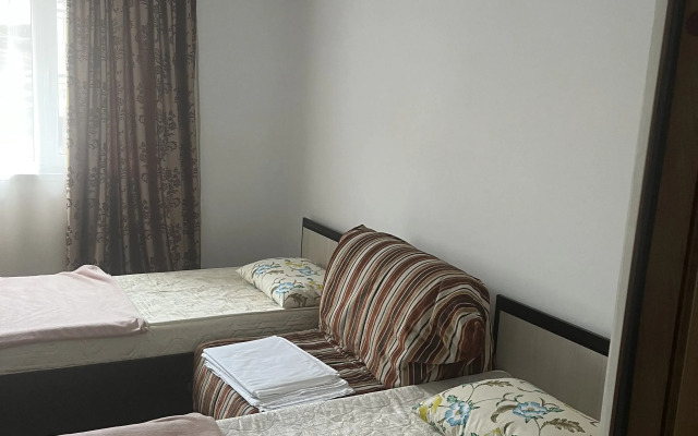 Trekhmestny S Sobstvennoy Vannoy Komnatoy Apartment