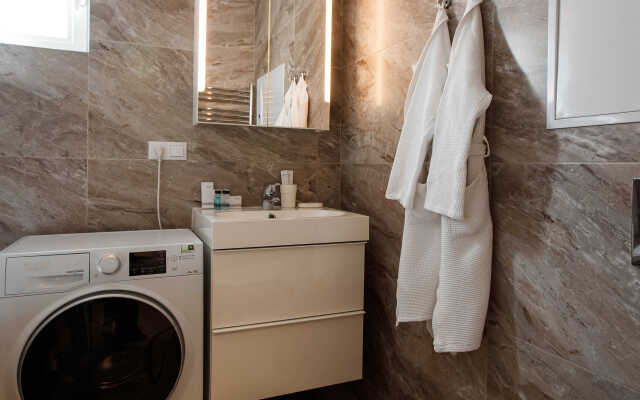 Komfort s otdelnoy spalney i balkonom Apartments