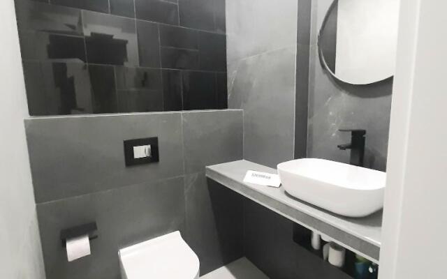 Tryohkomnatnyj Lyuks, centr, ploshchad' Pobedy, CHernyahovskogo 10A, Kolibri#10A Apartments