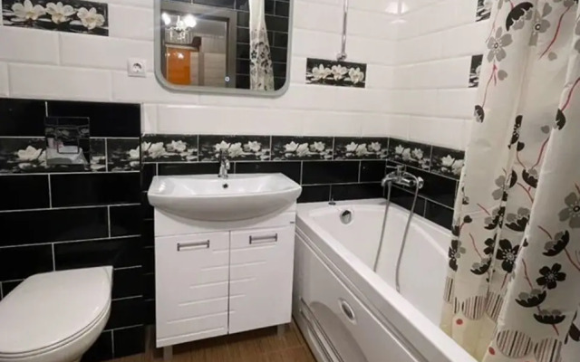 1-Komnatnaya Ryadom S Platonovckim Parkom Flat