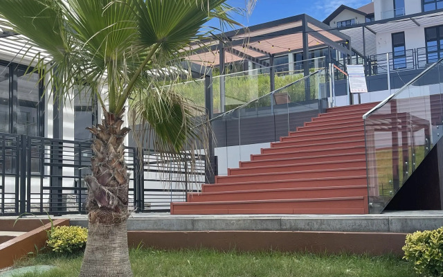 Belosnezhnaya Studiya U Morya S Lichnoy Terrasoy Apartments