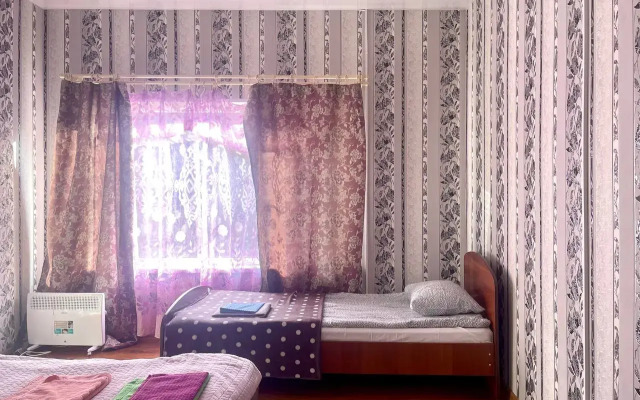 S kukhney gostinoy i otdelnoy spalney Apartments