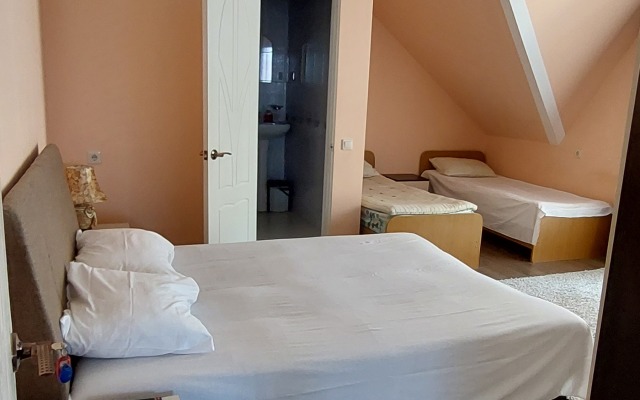 Larisa Guest House