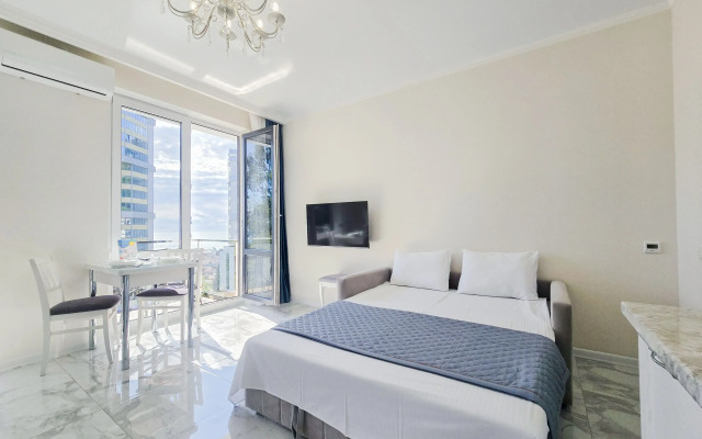 Квартира светлая студия с видом на море и балконом с бассейном на территории