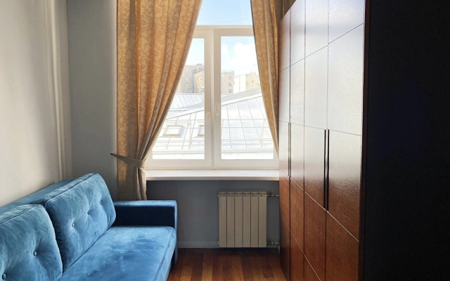 Апартаменты с балконами и видом на тверскую площадь и Мэрию Москвы