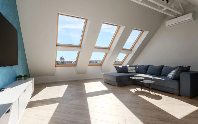 Квартира с Мансардными Окнами и Видом на Море