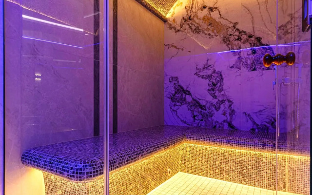 Kottedzha s baney i basseynom Private house