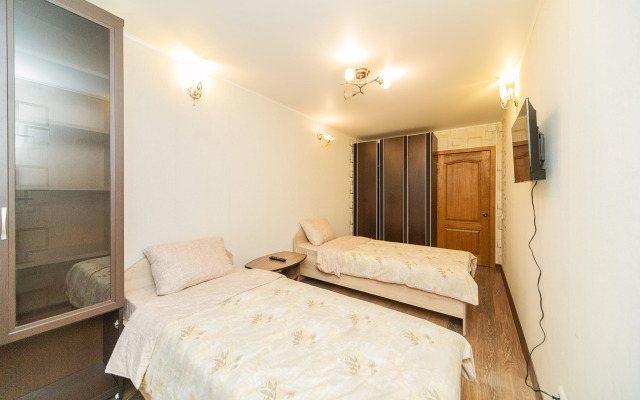 Квартира Уютная Трехкомнатная на Крисанова 27