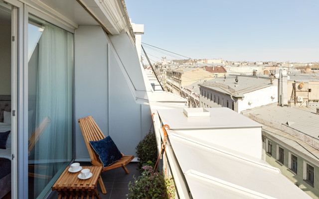 Апартаменты Minin Apartments Мансарда с двумя балконами на Невском 80 кв.м.