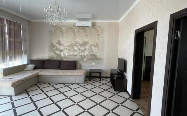 Zhemchuzhina u Morya Flat