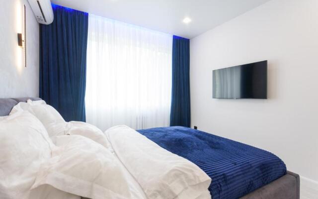 Tryohkomnatnyj Lyuks, centr, ploshchad' Pobedy, CHernyahovskogo 10A, Kolibri#10A Apartments