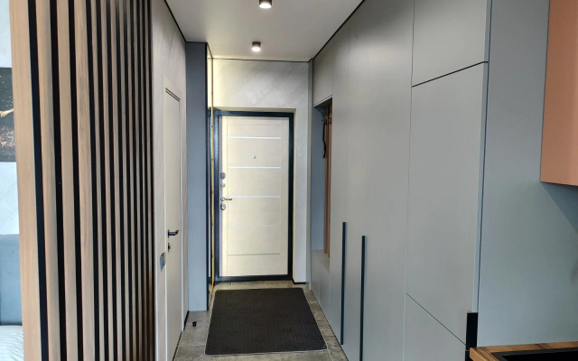 Апартаменты Уютная студия с панорамной лоджией с бесконтактным заселением