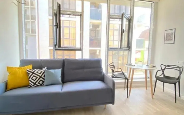 Stilnaya V 50 Metrakh Ot Morya Flat