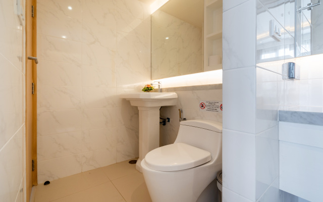 Aristo Beach Resort condo by Roominger Hotel