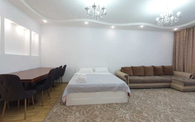 Trekhkomnatnye S Shikarnym Vidom Na Bayterek 251 Apartments