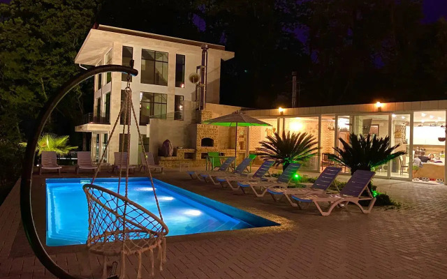 Sapfir S Basseynom I Vidom Na Les Flat