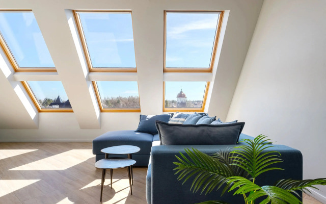 Квартира с Мансардными Окнами и Видом на Море