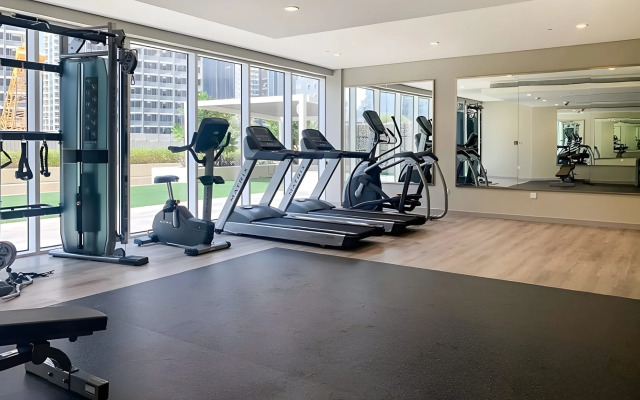 Keyrock Chic 2BR Escape Pool & Lake View Apartments