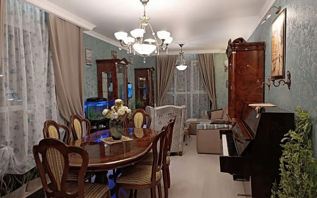 Uyutnaya dvukhkomnatnaya s konditsionerom Ermitazh Flat