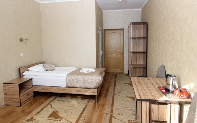 Madanur Hotel