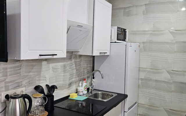 Uyutnaya Studiya S Balkonom I Basseynom Vo Dvore Flat