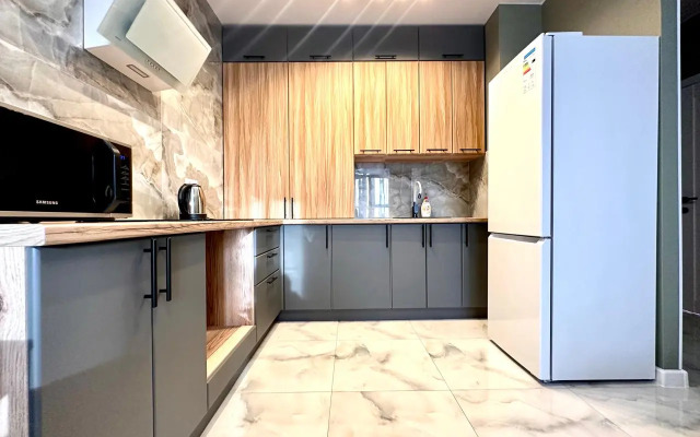 S Dzhakuzi Na Vysokom Etazhe Na Berezovoy Flat