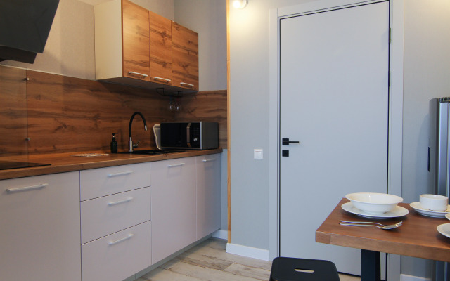 Tri Shaga Do Morya Malenkaya Studiya Flat