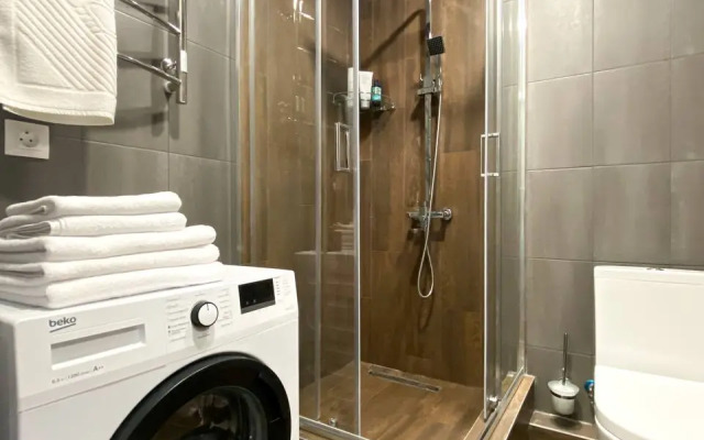 Апартаменты-студия улучшенная с кроватью двуспальным диваном и гардеробной 2 этаж