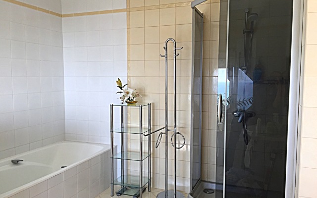 Townhouse Ryadom s morem s basseinom Villa 1